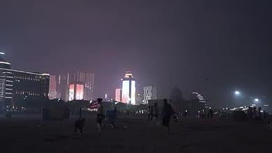 夜景城市夜景海边沙滩游玩视频的预览图